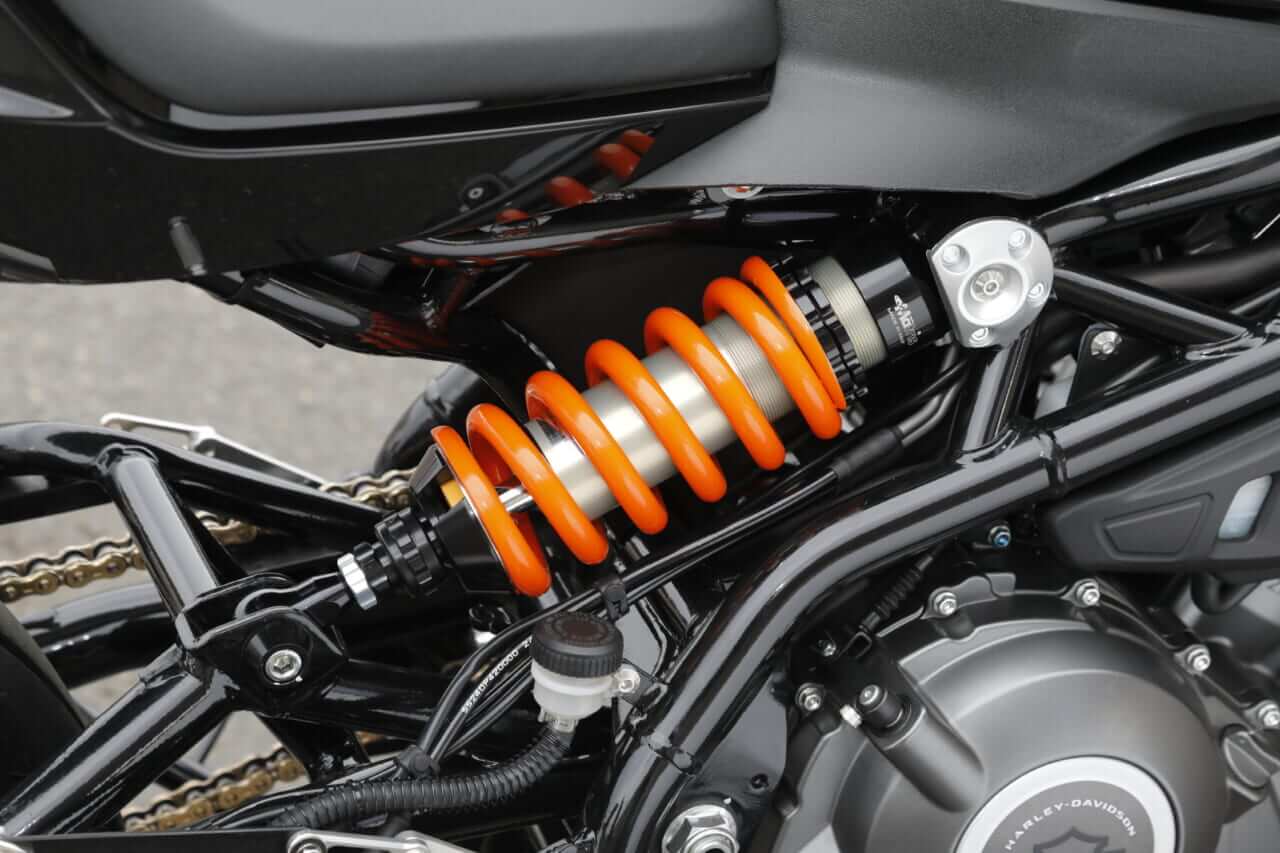 ｜セパハン＆バックステップ化したハーレーX350でヒジ擦り!? 熱き走り＆センス光るカスタムビルダー現る!!