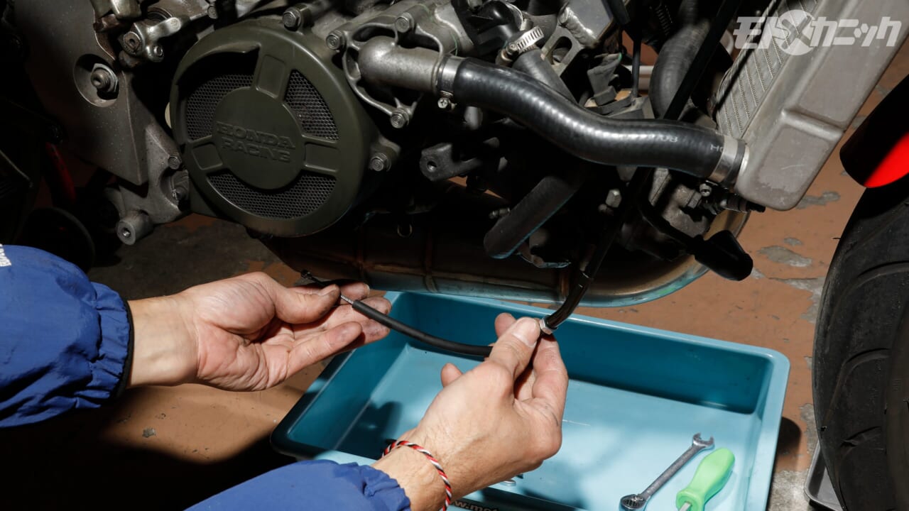 金具形状や細部までノーマルにこだわって開発されたNSR250R用ケーブルの実力を専門店で検証