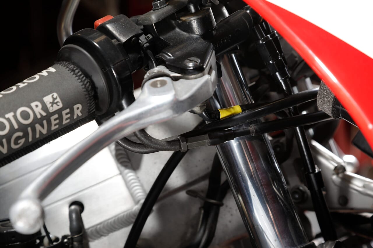 |金具形状や細部までノーマルにこだわって開発されたNSR250R用ケーブルの実力を専門店で検証
