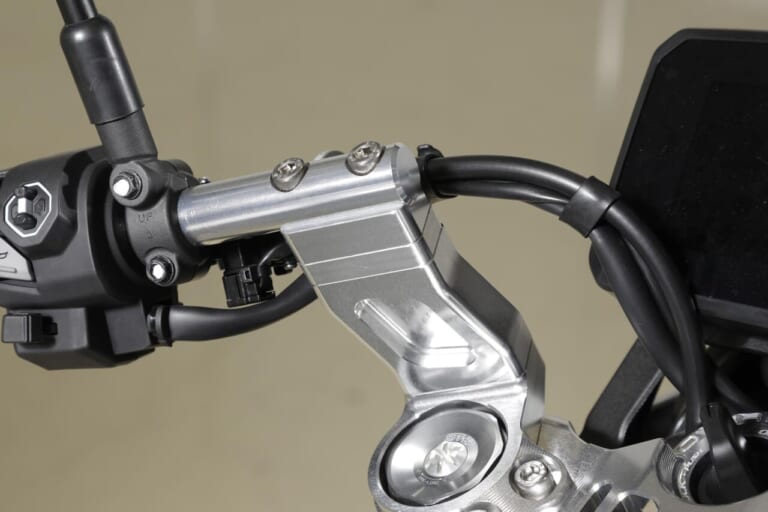 OVER Racing｜CB1000F｜ハンドル｜[CB1000Fカスタム]オーヴァーレーシングプロジェクツが仕上げたジェントルでスポーティなカスタム車