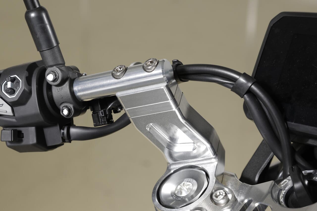 OVER Racing｜CB1000F｜ハンドル｜[CB1000Fカスタム]オーヴァーレーシングプロジェクツが仕上げたジェントルでスポーティなカスタム車