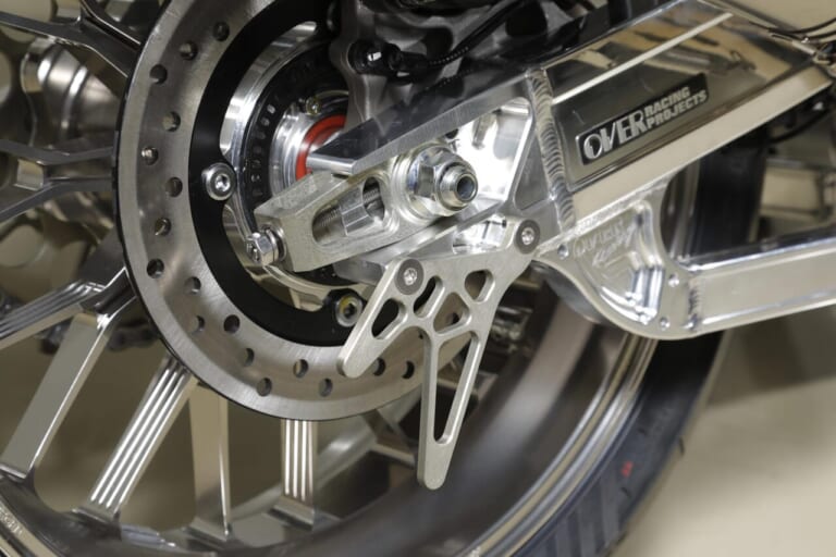 OVER Racing｜CB1000F｜スイングアーム｜[CB1000Fカスタム]オーヴァーレーシングプロジェクツが仕上げたジェントルでスポーティなカスタム車