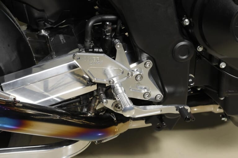 OVER Racing｜CB1000F｜バックステップ｜[CB1000Fカスタム]オーヴァーレーシングプロジェクツが仕上げたジェントルでスポーティなカスタム車