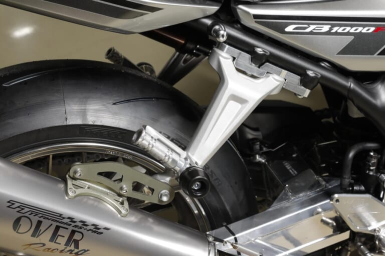 OVER Racing｜CB1000F｜タンデムステップ｜[CB1000Fカスタム]オーヴァーレーシングプロジェクツが仕上げたジェントルでスポーティなカスタム車