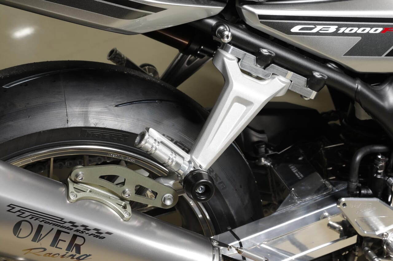 OVER Racing｜CB1000F｜タンデムステップ｜[CB1000Fカスタム]オーヴァーレーシングプロジェクツが仕上げたジェントルでスポーティなカスタム車