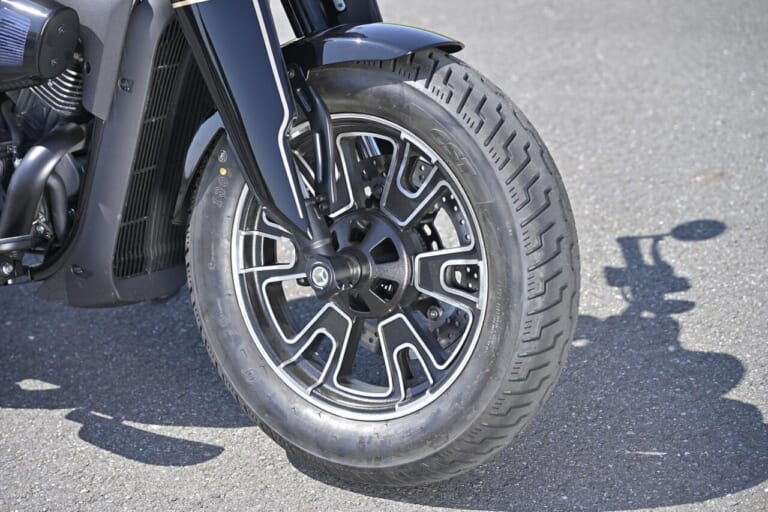 QJMOTOR｜SRV400A(AMT)｜フロントホイール｜いつでもヤル気！ 豪華でオリジナリティあるマッスルクルーザーをオートマシステムがスパイシーに仕上げた