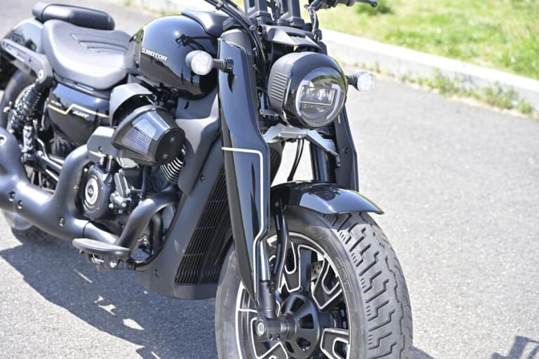 QJMOTOR｜SRV400A(AMT)｜フロント周り｜いつでもヤル気！ 豪華でオリジナリティあるマッスルクルーザーをオートマシステムがスパイシーに仕上げた