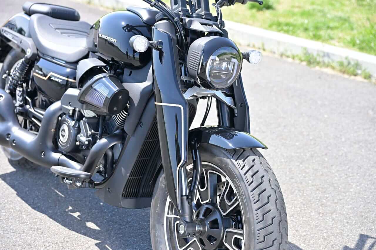 QJMOTOR｜SRV400A(AMT)｜フロント周り｜いつでもヤル気！ 豪華でオリジナリティあるマッスルクルーザーをオートマシステムがスパイシーに仕上げた