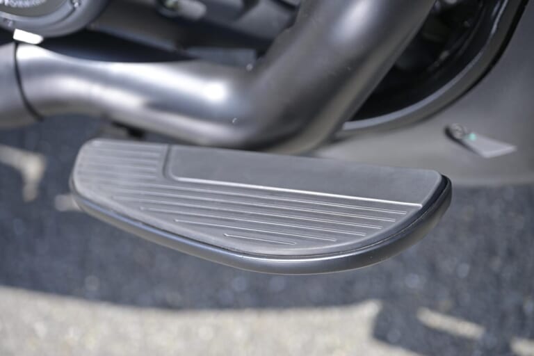 QJMOTOR｜SRV400A(AMT)｜ステップ｜いつでもヤル気！ 豪華でオリジナリティあるマッスルクルーザーをオートマシステムがスパイシーに仕上げた