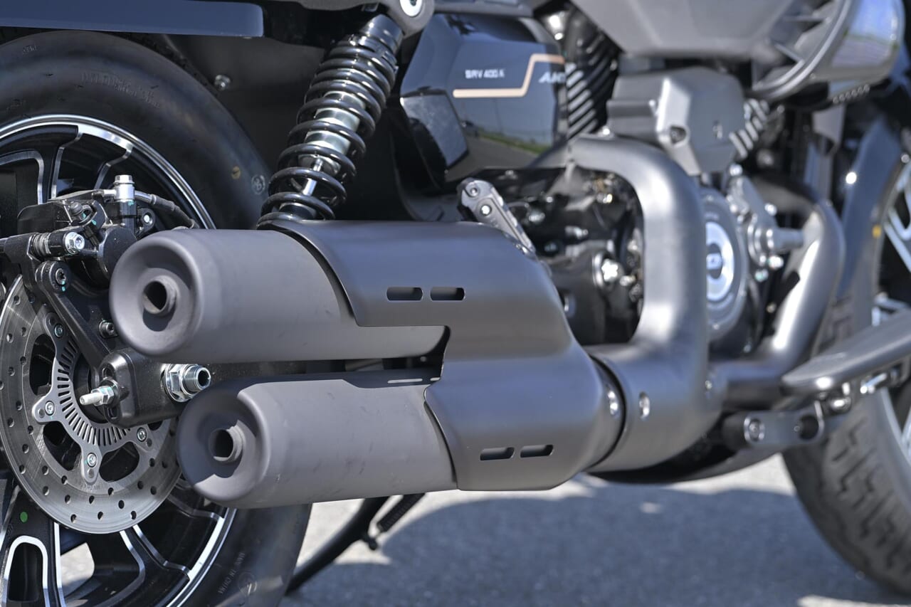 QJMOTOR｜SRV400A(AMT)｜マフラー｜いつでもヤル気！ 豪華でオリジナリティあるマッスルクルーザーをオートマシステムがスパイシーに仕上げた