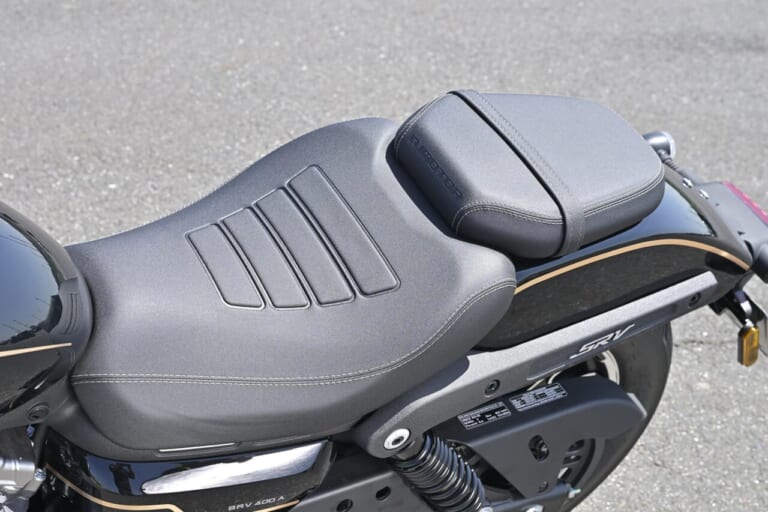 QJMOTOR｜SRV400A(AMT)｜シート｜いつでもヤル気！ 豪華でオリジナリティあるマッスルクルーザーをオートマシステムがスパイシーに仕上げた