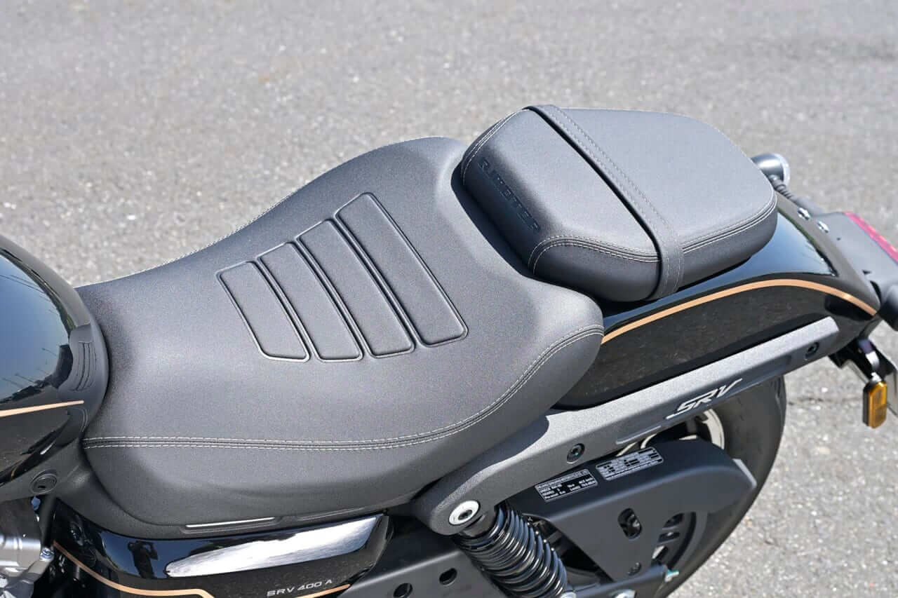 QJMOTOR｜SRV400A(AMT)｜シート｜いつでもヤル気！ 豪華でオリジナリティあるマッスルクルーザーをオートマシステムがスパイシーに仕上げた