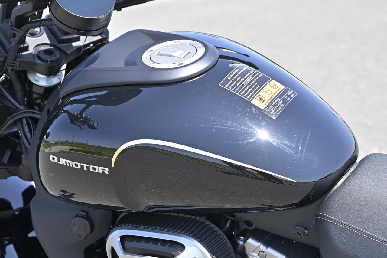 QJMOTOR｜SRV400A(AMT)｜ガソリンタンク｜いつでもヤル気！ 豪華でオリジナリティあるマッスルクルーザーをオートマシステムがスパイシーに仕上げた