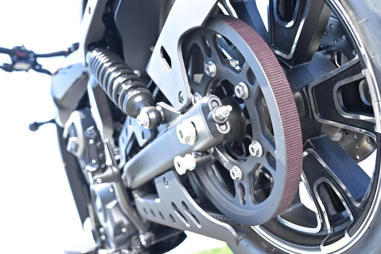 QJMOTOR｜SRV400A(AMT)｜ベルトドライブ｜いつでもヤル気！ 豪華でオリジナリティあるマッスルクルーザーをオートマシステムがスパイシーに仕上げた