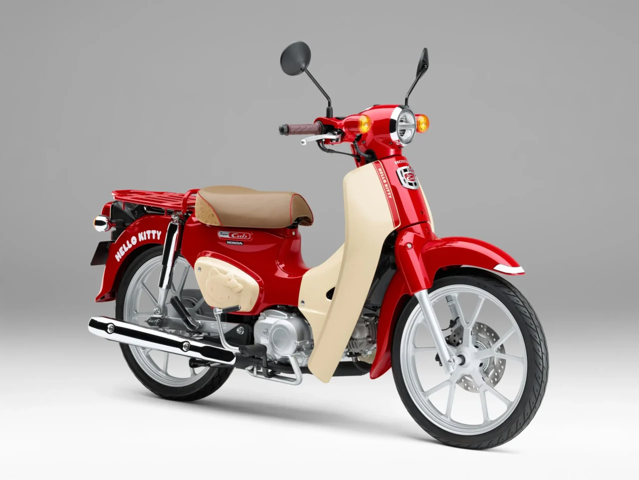 HONDA スーパーカブ110・HELLO KITTY|ただの移動が、心躍る時間に。大人かわいい「スーパーカブ×ハローキティ」の隠れたこだわりとは?