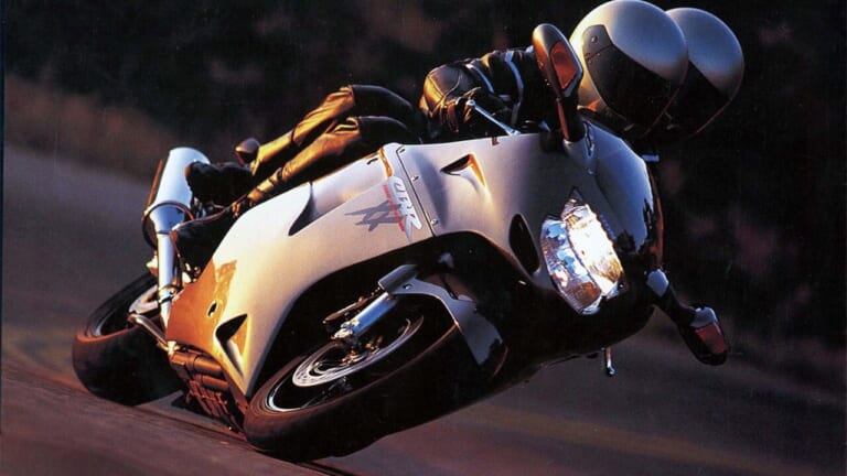 世界最速を超える“世界最高性能”を目指したホンダの究極フラッグシップ！ CBR1100XXスーパーブラックバードの縦二眼が放つ威圧感