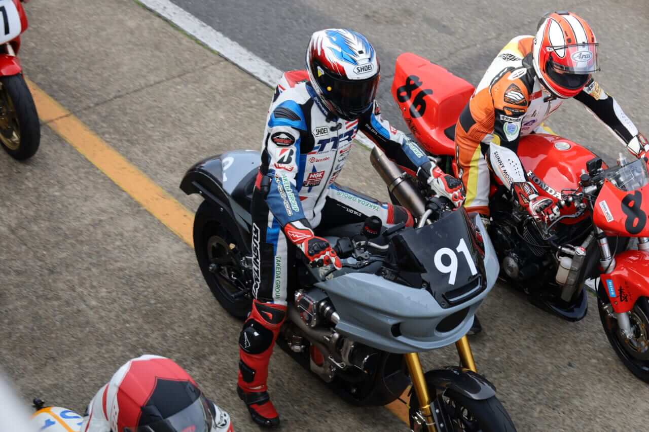 ｜鈴鹿8耐でスペンサーを抑えた武石伸也が2000ccターボのハーレーで筑波サーキット激走!