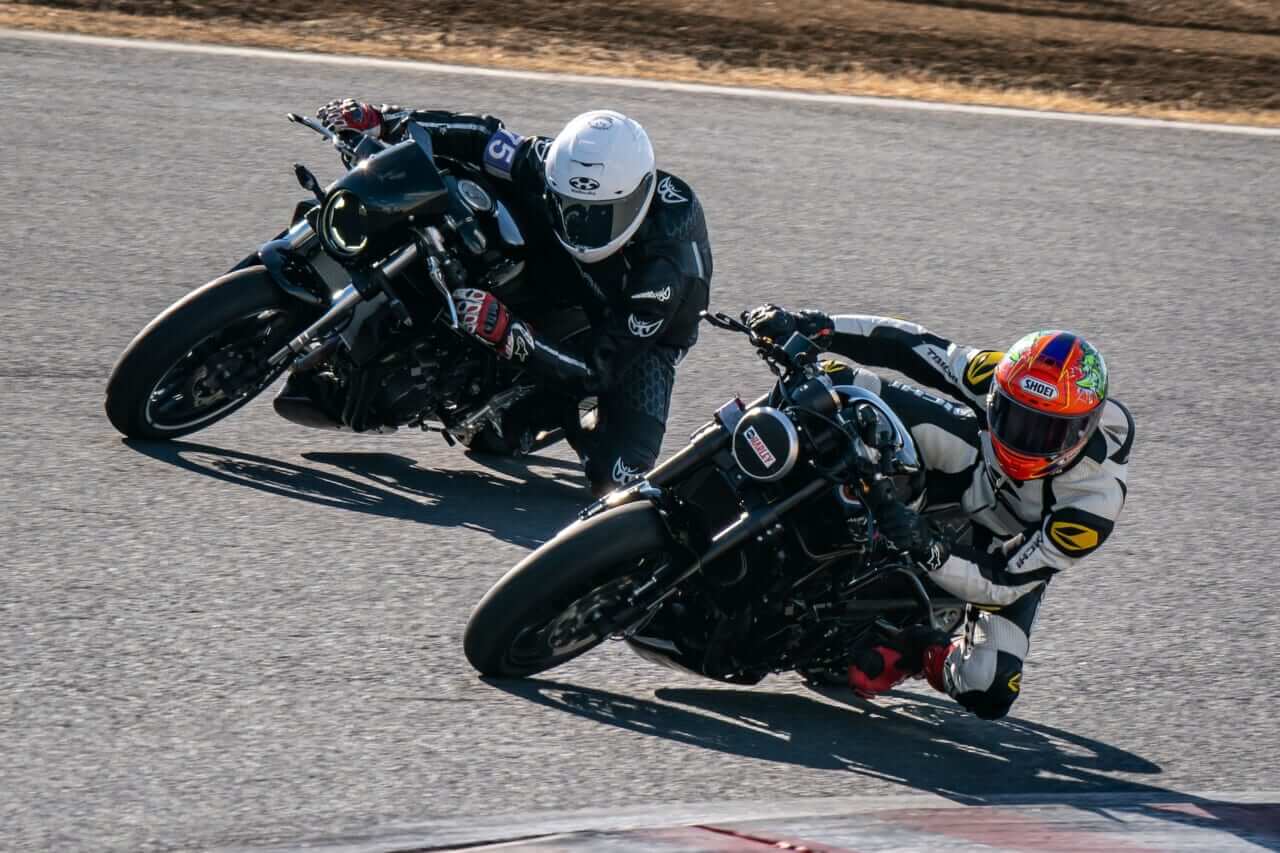 ｜セパハン＆バックステップ化したハーレーX350でヒジ擦り!? 熱き走り＆センス光るカスタムビルダー現る!!