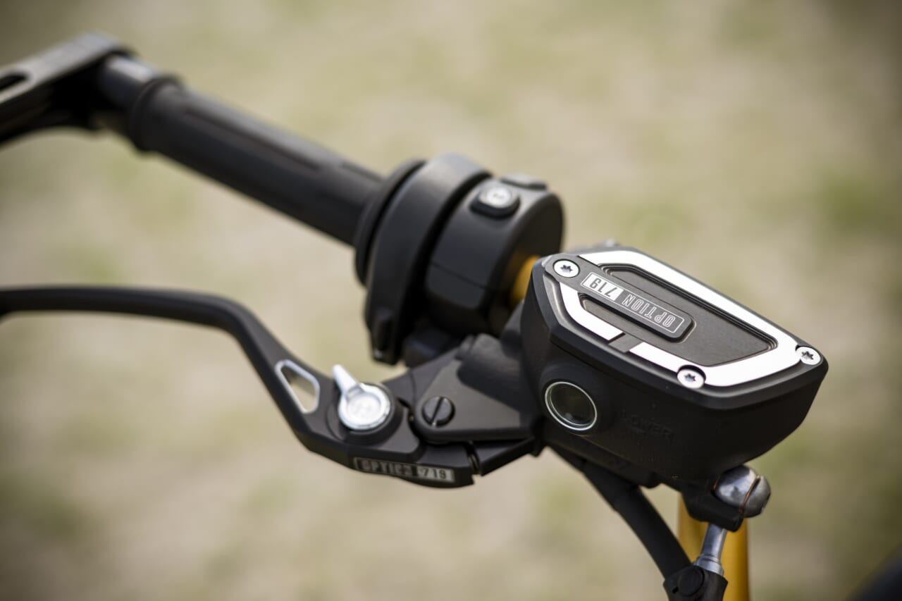 BMW Motorrad R 12｜【クルーザースタイルで足着き抜群のボクサーツイン】BMW Motorrad R 12試乗レポート