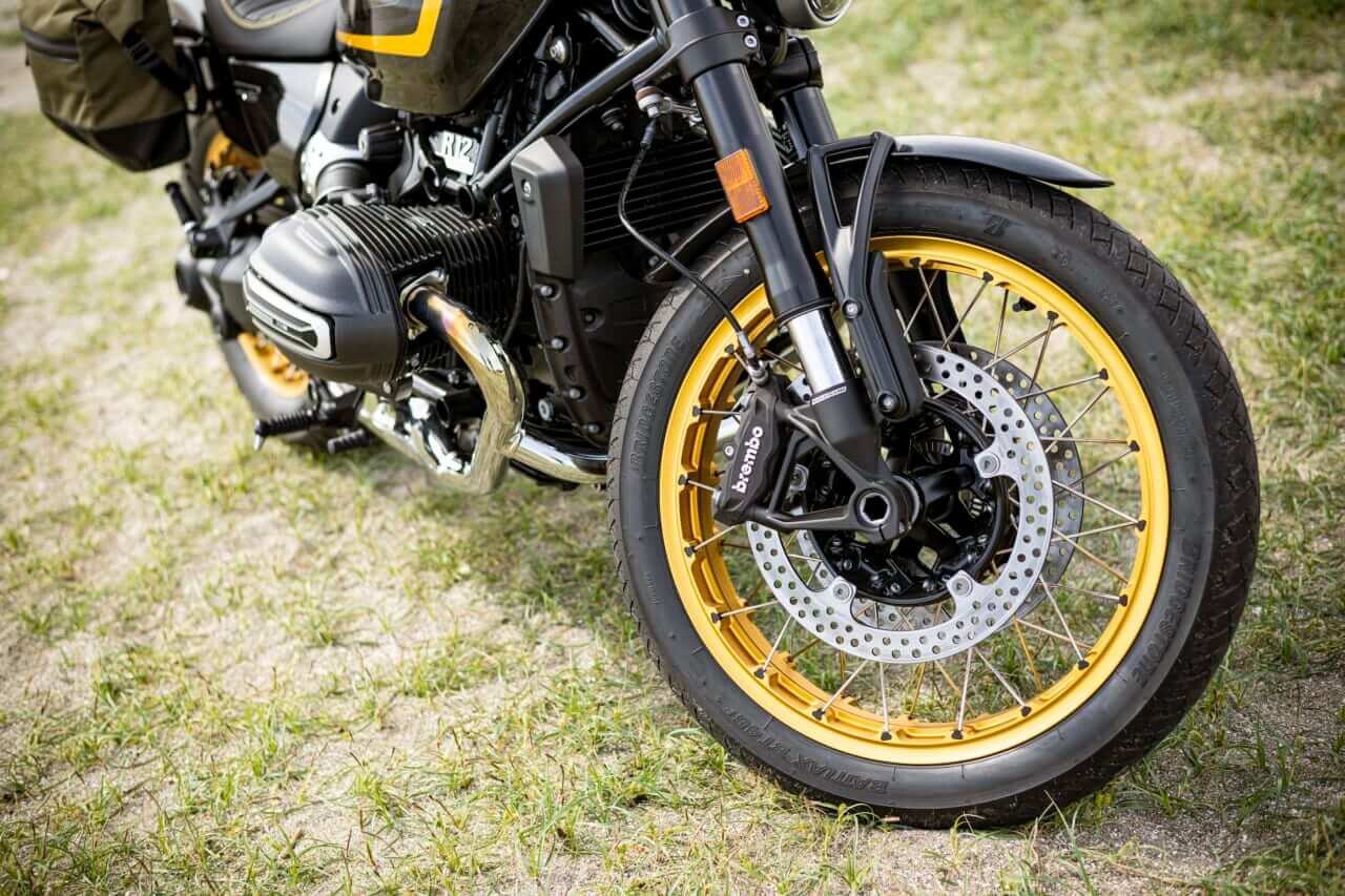 BMW Motorrad R 12｜【クルーザースタイルで足着き抜群のボクサーツイン】BMW Motorrad R 12試乗レポート