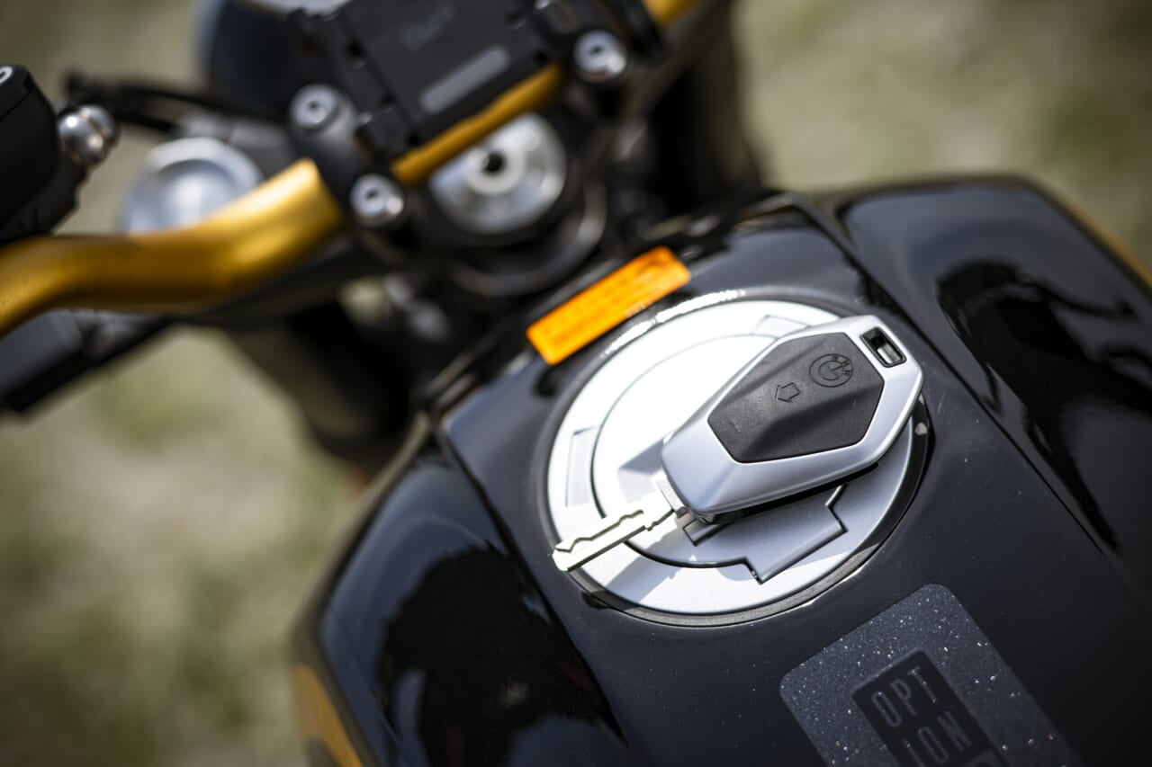 BMW Motorrad R 12｜【クルーザースタイルで足着き抜群のボクサーツイン】BMW Motorrad R 12試乗レポート