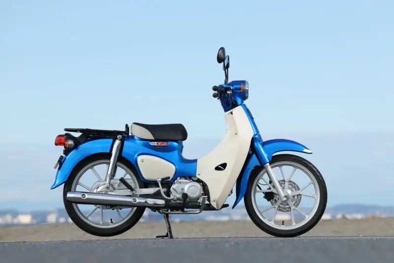 HONDA SUPER CUB110｜「50ccとは別次元」車の免許で乗れる「カブ110 Lite」が想像以上に快適だった! “制限速度30km/h”を逆手に取った贅沢な走り【岡崎静夏試乗レビュー】
