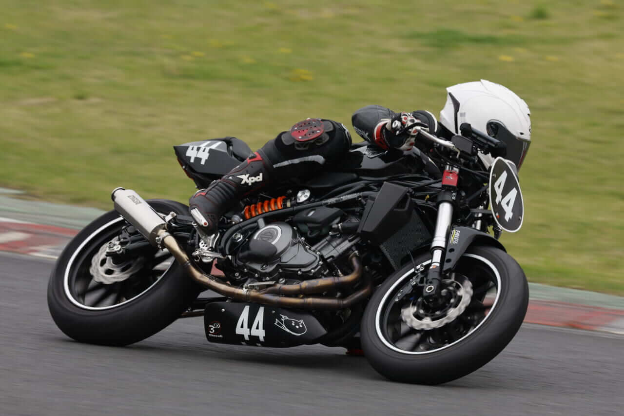 ｜セパハン＆バックステップ化したハーレーX350でヒジ擦り!? 熱き走り＆センス光るカスタムビルダー現る!!