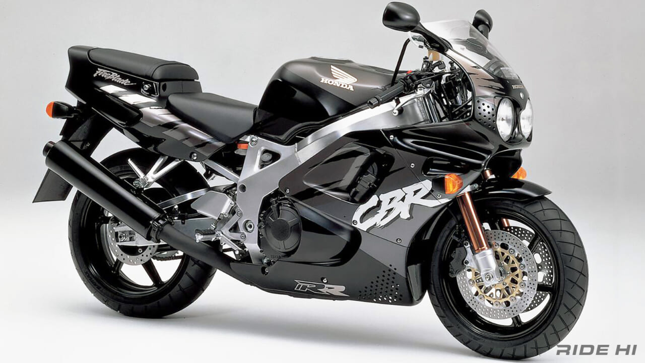 ｜常識を書き換えた！ ホンダ「CBR900RR(SC28)」が目指したのはリッターバイクになかった操る醍醐味。車重185kgに893ccの4気筒エンジン