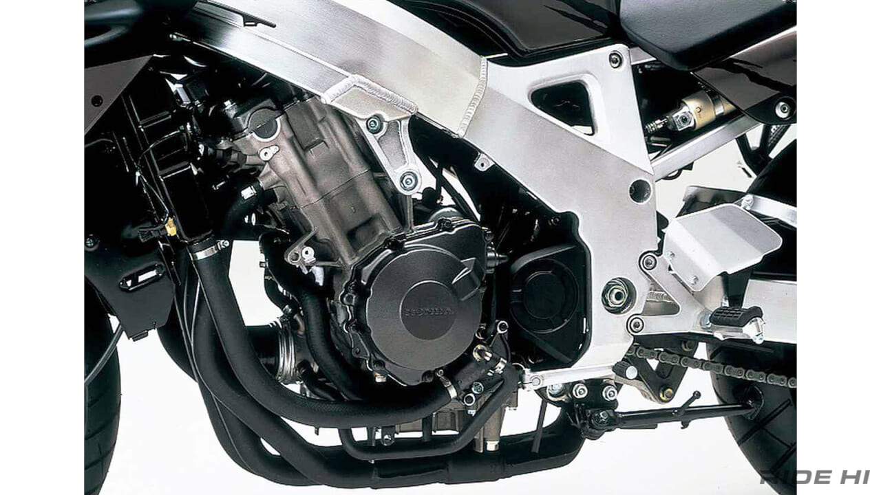 ｜常識を書き換えた！ ホンダ「CBR900RR(SC28)」が目指したのはリッターバイクになかった操る醍醐味。車重185kgに893ccの4気筒エンジン
