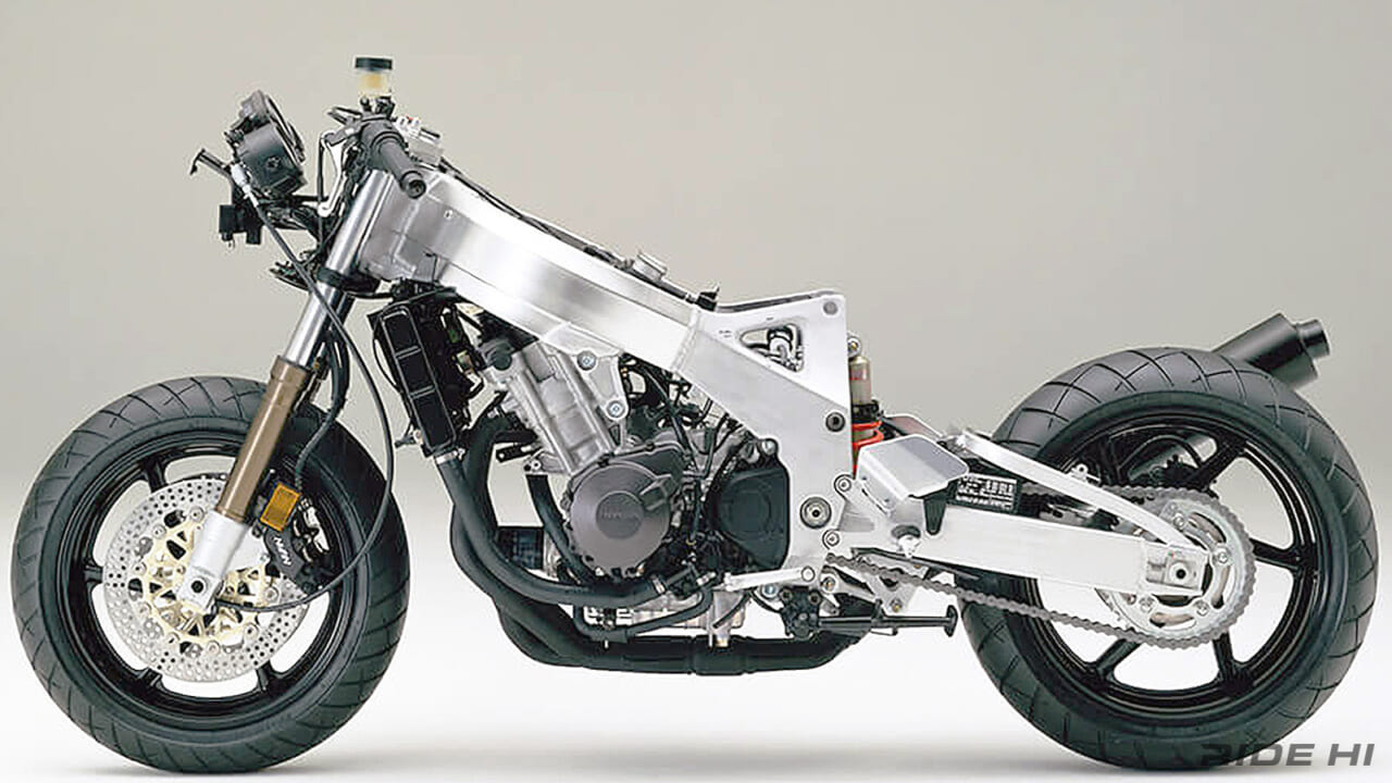 ｜常識を書き換えた！ ホンダ「CBR900RR(SC28)」が目指したのはリッターバイクになかった操る醍醐味。車重185kgに893ccの4気筒エンジン