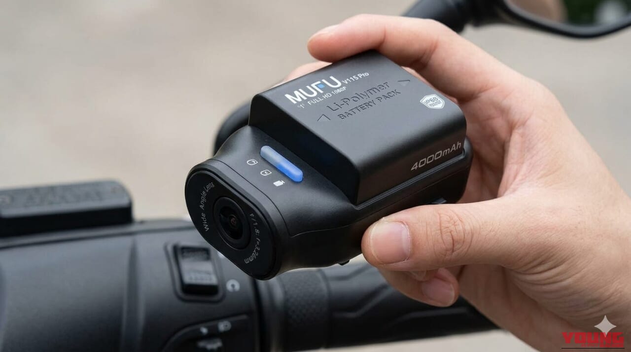 MAXWINのMUFU MF-BDVR003-PROを手で持っている画像|「もうコレ1台でいいのでは…?」配線不要であらゆる車種に対応。1秒で設置完了! 防水仕様で自転車での使用もOK! 大人気のBDVR003-PROを紹介