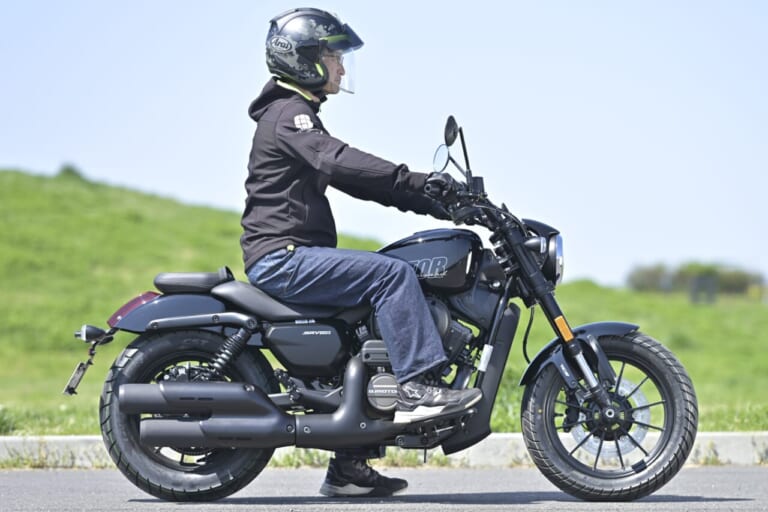 QJMOTOR｜SRV250A｜足つき｜狭角Vツインをオートマで味わう　QJMOTOR「SRV 250A(AMT)」はハンドリングも秀逸な軽二輪ATクルーザーだ