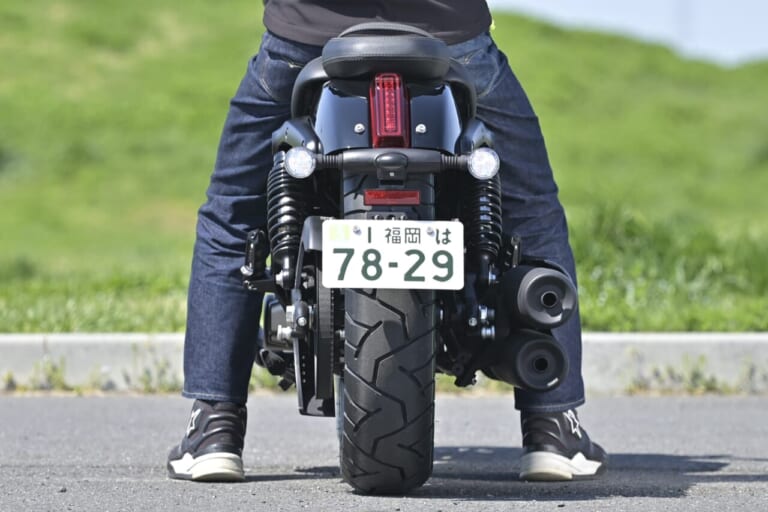 QJMOTOR｜SRV250A｜足つき｜狭角Vツインをオートマで味わう　QJMOTOR「SRV 250A(AMT)」はハンドリングも秀逸な軽二輪ATクルーザーだ