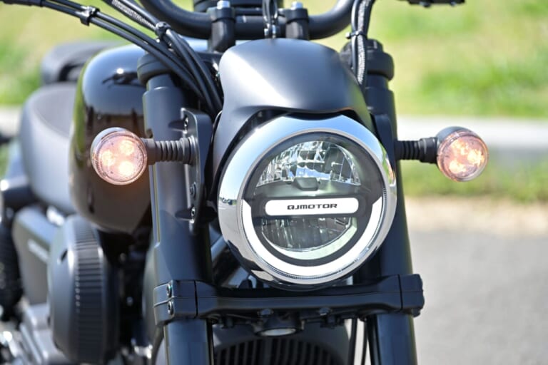 QJMOTOR｜SRV250A｜ライト｜狭角Vツインをオートマで味わう　QJMOTOR「SRV 250A(AMT)」はハンドリングも秀逸な軽二輪ATクルーザーだ