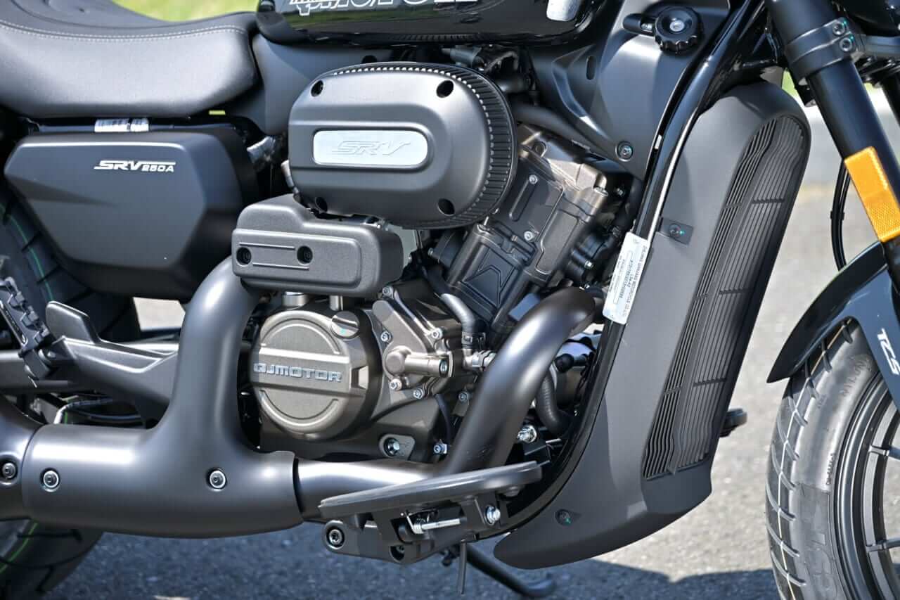QJMOTOR｜SRV250A｜エンジン｜狭角Vツインをオートマで味わう　QJMOTOR「SRV 250A(AMT)」はハンドリングも秀逸な軽二輪ATクルーザーだ