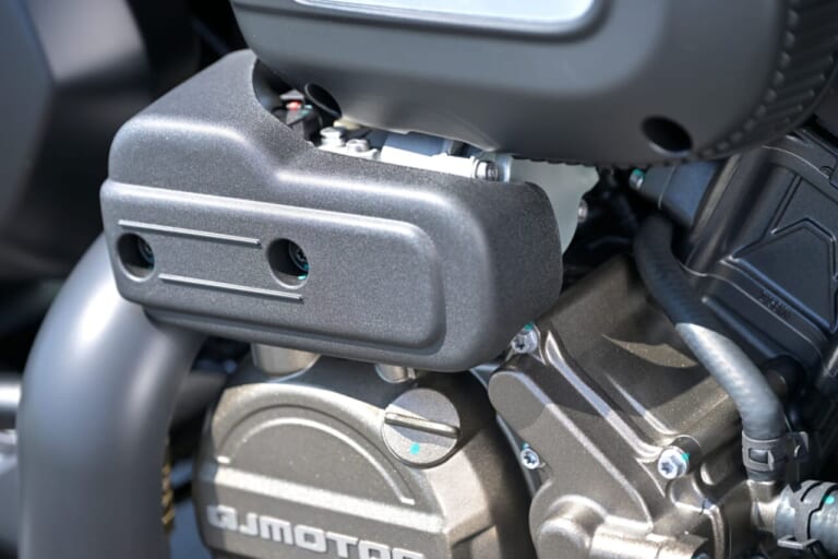 QJMOTOR｜SRV250A｜アクチュエーター｜狭角Vツインをオートマで味わう　QJMOTOR「SRV 250A(AMT)」はハンドリングも秀逸な軽二輪ATクルーザーだ