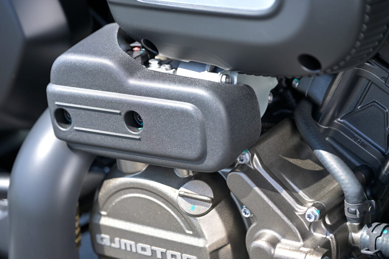 QJMOTOR｜SRV250A｜アクチュエーター｜狭角Vツインをオートマで味わう　QJMOTOR「SRV 250A(AMT)」はハンドリングも秀逸な軽二輪ATクルーザーだ