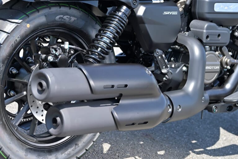 QJMOTOR｜SRV250A｜マフラー｜狭角Vツインをオートマで味わう　QJMOTOR「SRV 250A(AMT)」はハンドリングも秀逸な軽二輪ATクルーザーだ