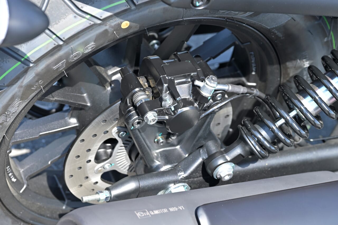 QJMOTOR｜SRV250A｜リアブレーキ｜狭角Vツインをオートマで味わう　QJMOTOR「SRV 250A(AMT)」はハンドリングも秀逸な軽二輪ATクルーザーだ