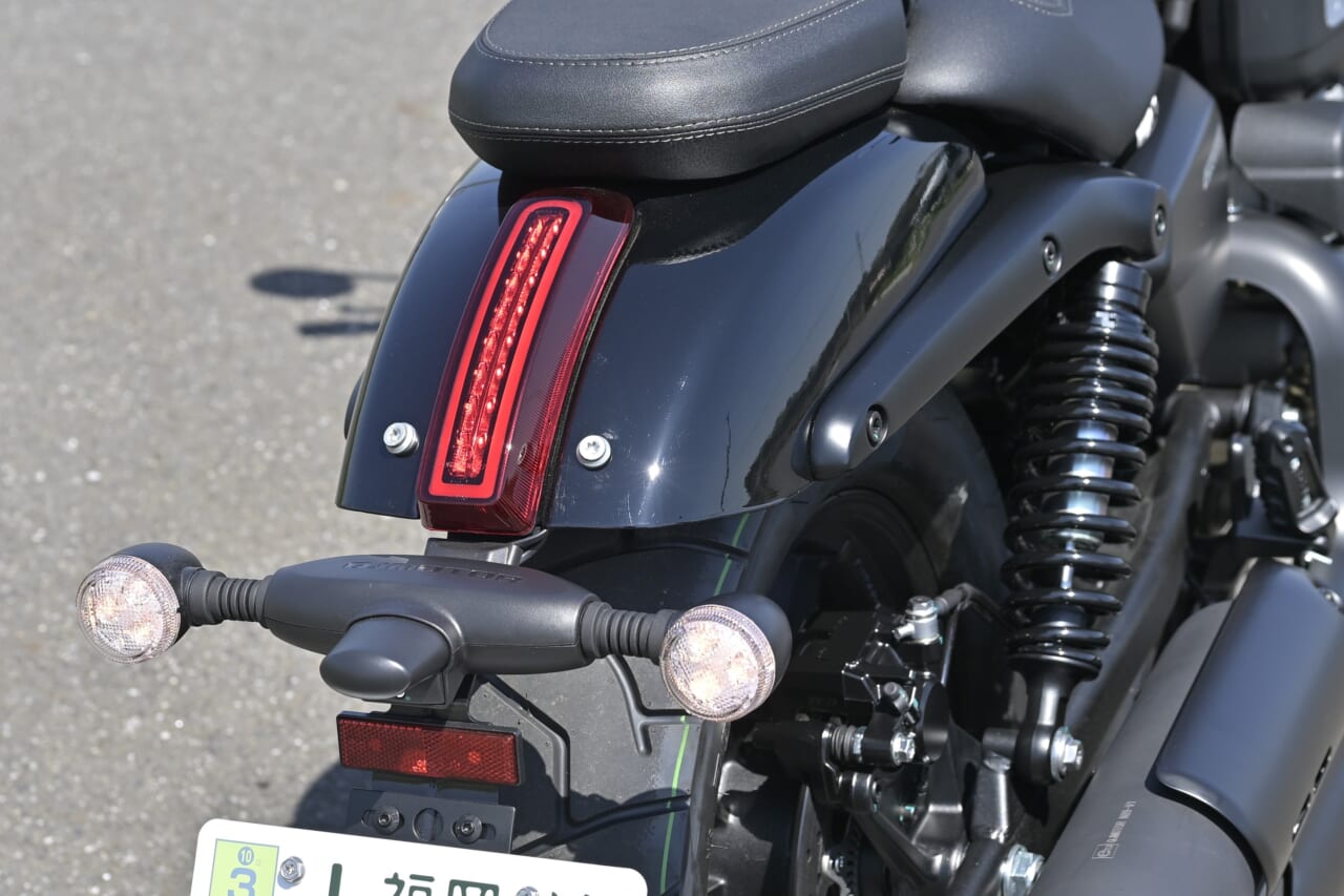 QJMOTOR｜SRV250A｜テール周り｜狭角Vツインをオートマで味わう　QJMOTOR「SRV 250A(AMT)」はハンドリングも秀逸な軽二輪ATクルーザーだ