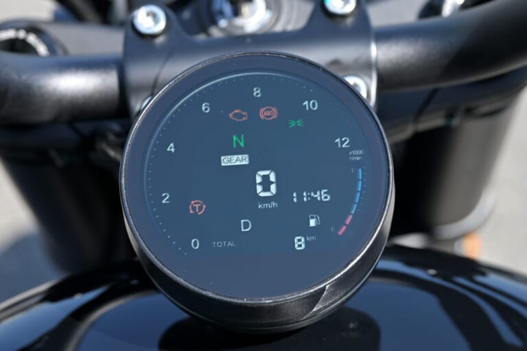 QJMOTOR｜SRV250A｜メーター｜狭角Vツインをオートマで味わう　QJMOTOR「SRV 250A(AMT)」はハンドリングも秀逸な軽二輪ATクルーザーだ