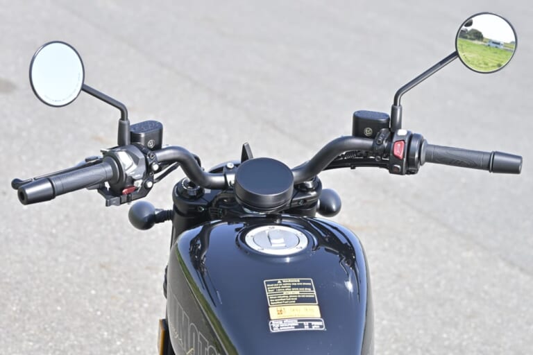 QJMOTOR｜SRV250A｜ハンドル｜狭角Vツインをオートマで味わう　QJMOTOR「SRV 250A(AMT)」はハンドリングも秀逸な軽二輪ATクルーザーだ