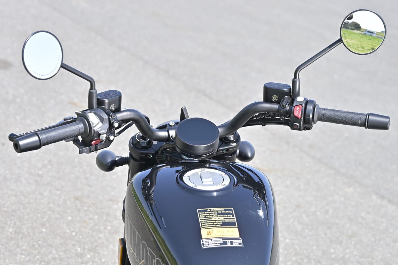 QJMOTOR｜SRV250A｜ハンドル｜狭角Vツインをオートマで味わう　QJMOTOR「SRV 250A(AMT)」はハンドリングも秀逸な軽二輪ATクルーザーだ