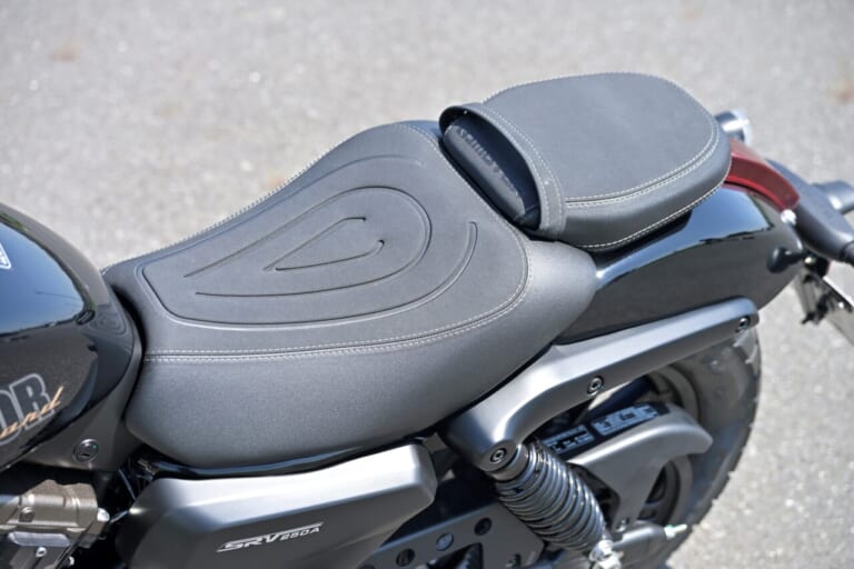 QJMOTOR｜SRV250A｜シート｜狭角Vツインをオートマで味わう　QJMOTOR「SRV 250A(AMT)」はハンドリングも秀逸な軽二輪ATクルーザーだ
