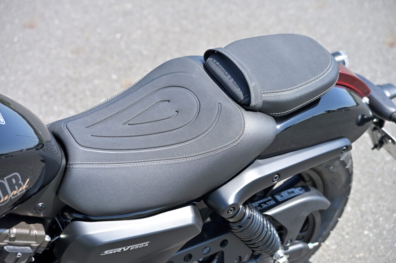 QJMOTOR｜SRV250A｜シート｜狭角Vツインをオートマで味わう　QJMOTOR「SRV 250A(AMT)」はハンドリングも秀逸な軽二輪ATクルーザーだ