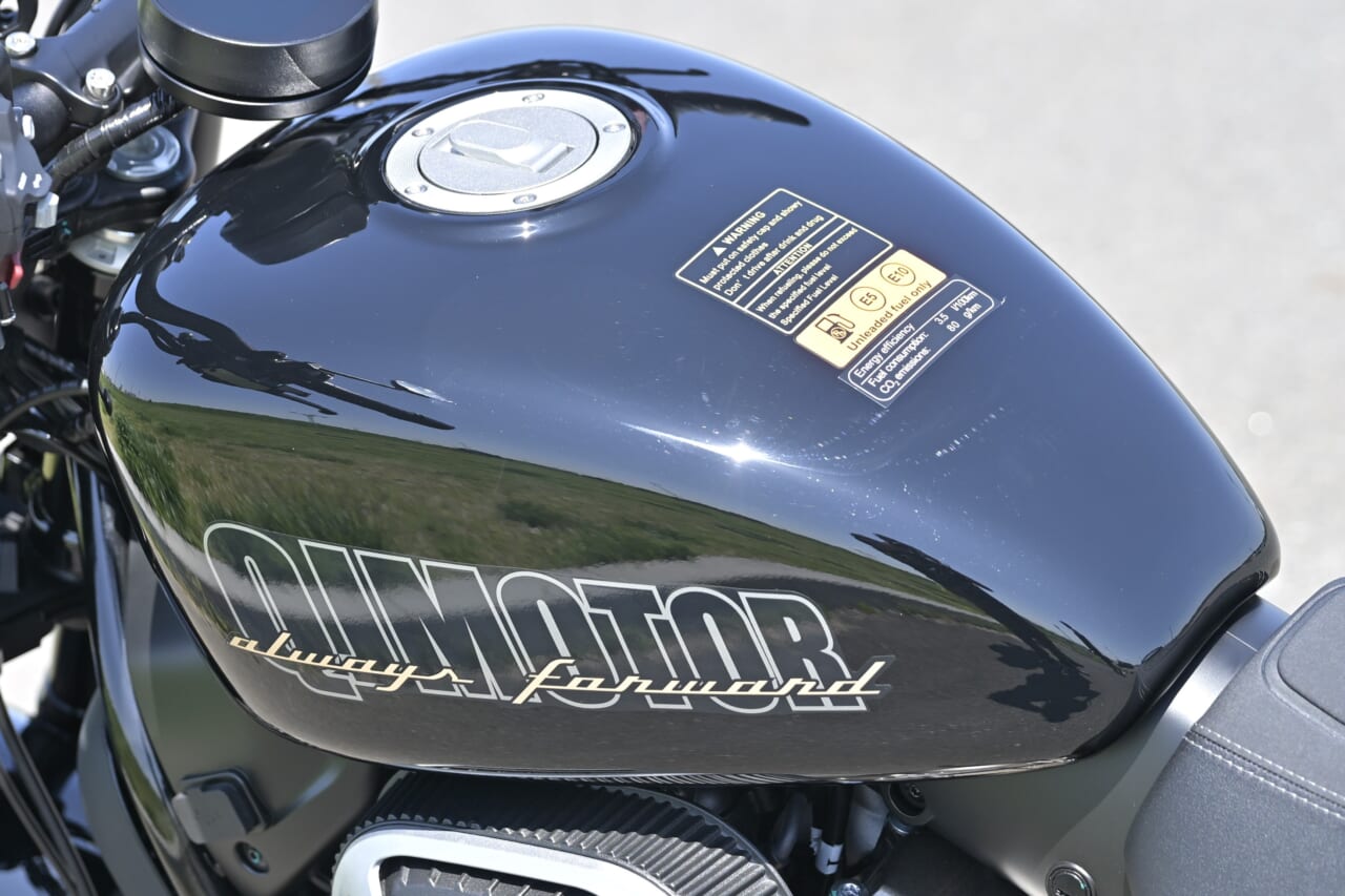 QJMOTOR｜SRV250A｜タンク｜狭角Vツインをオートマで味わう　QJMOTOR「SRV 250A(AMT)」はハンドリングも秀逸な軽二輪ATクルーザーだ