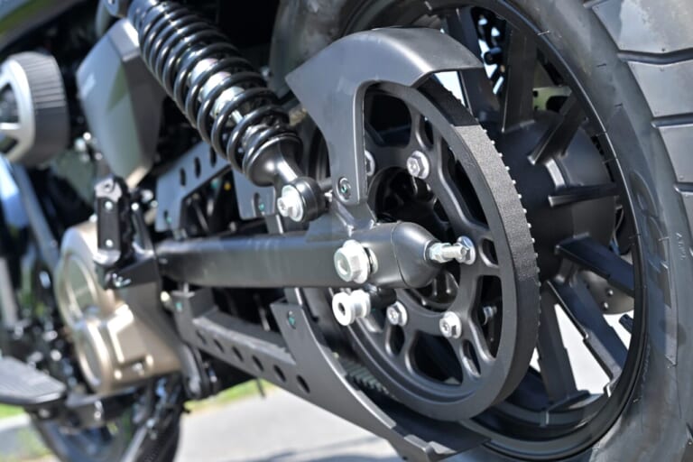 QJMOTOR｜SRV250A｜ベルト｜狭角Vツインをオートマで味わう　QJMOTOR「SRV 250A(AMT)」はハンドリングも秀逸な軽二輪ATクルーザーだ