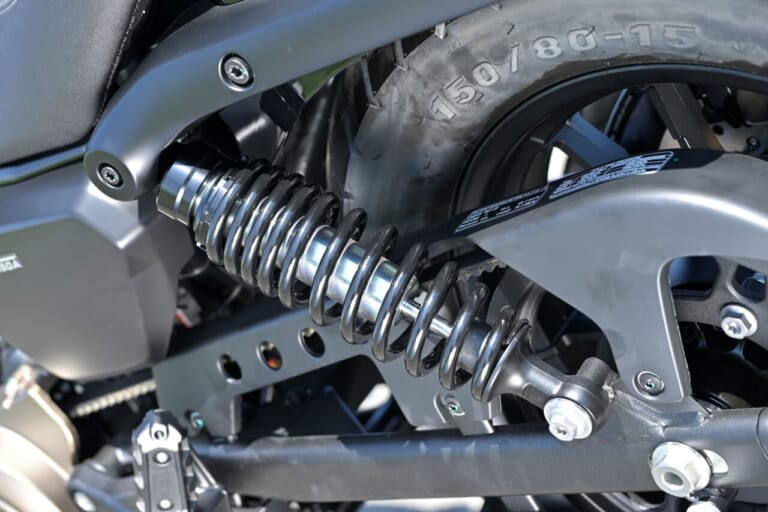 QJMOTOR｜SRV250A｜リアサスペンション｜狭角Vツインをオートマで味わう　QJMOTOR「SRV 250A(AMT)」はハンドリングも秀逸な軽二輪ATクルーザーだ