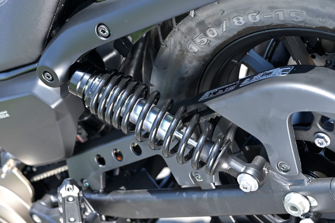 QJMOTOR｜SRV250A｜リアサスペンション｜狭角Vツインをオートマで味わう　QJMOTOR「SRV 250A(AMT)」はハンドリングも秀逸な軽二輪ATクルーザーだ