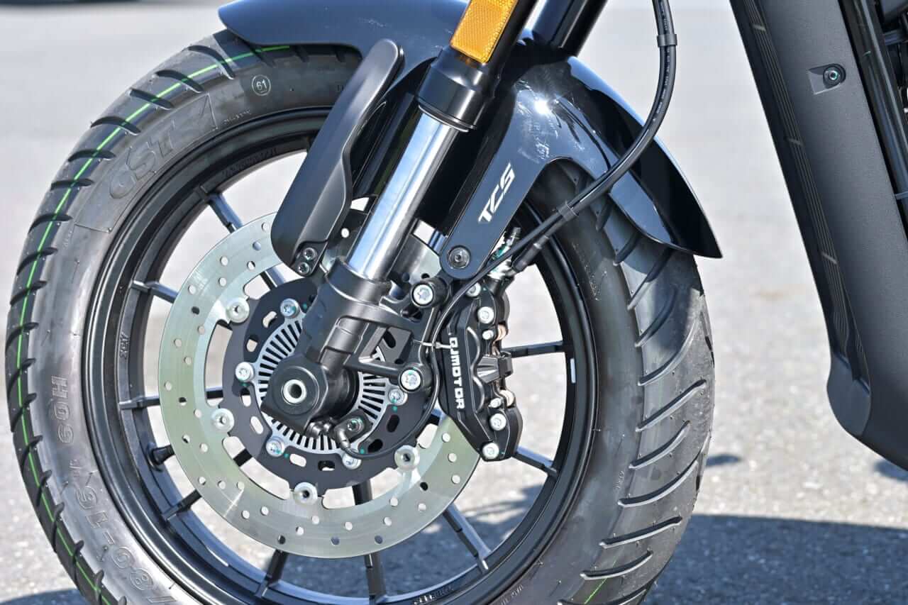 QJMOTOR｜SRV250A｜ブレーキ｜狭角Vツインをオートマで味わう　QJMOTOR「SRV 250A(AMT)」はハンドリングも秀逸な軽二輪ATクルーザーだ